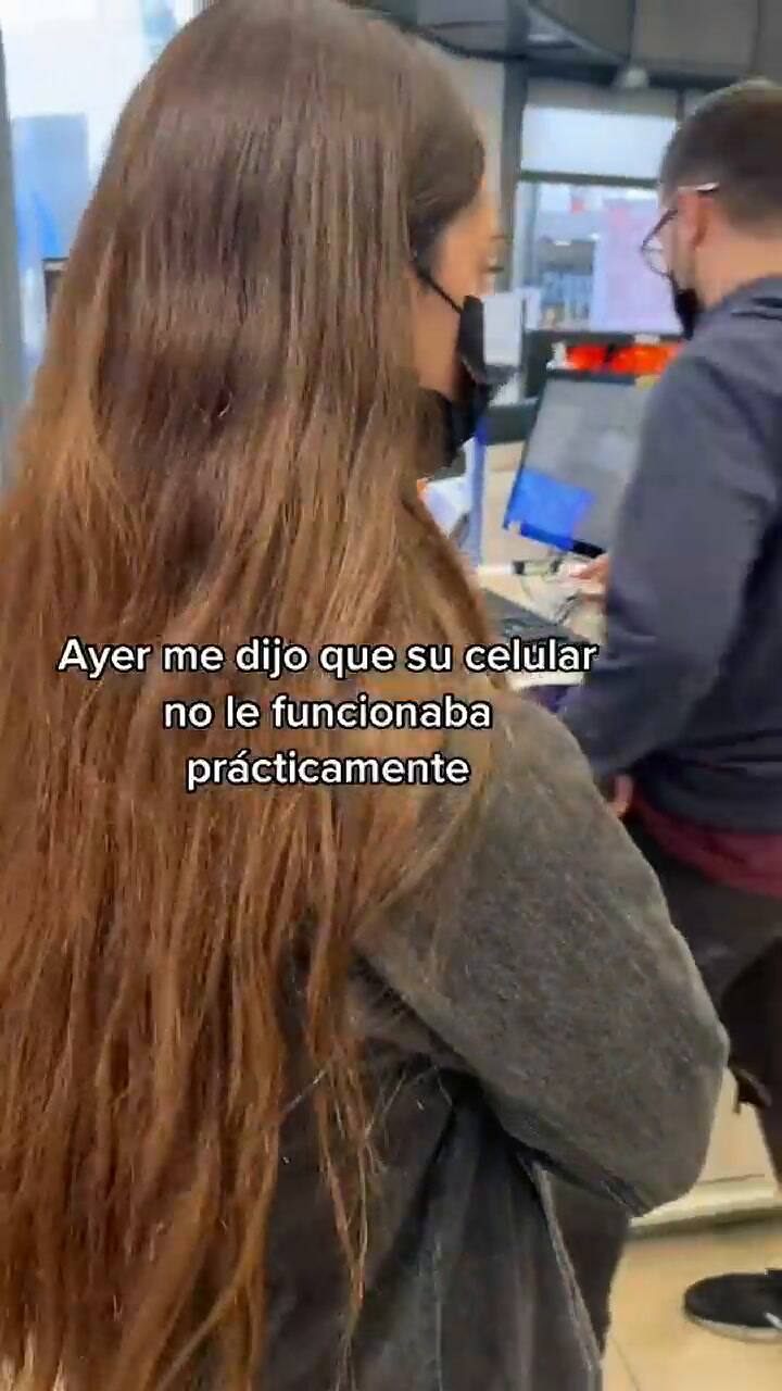 Sus hermanos le regalaron un celular