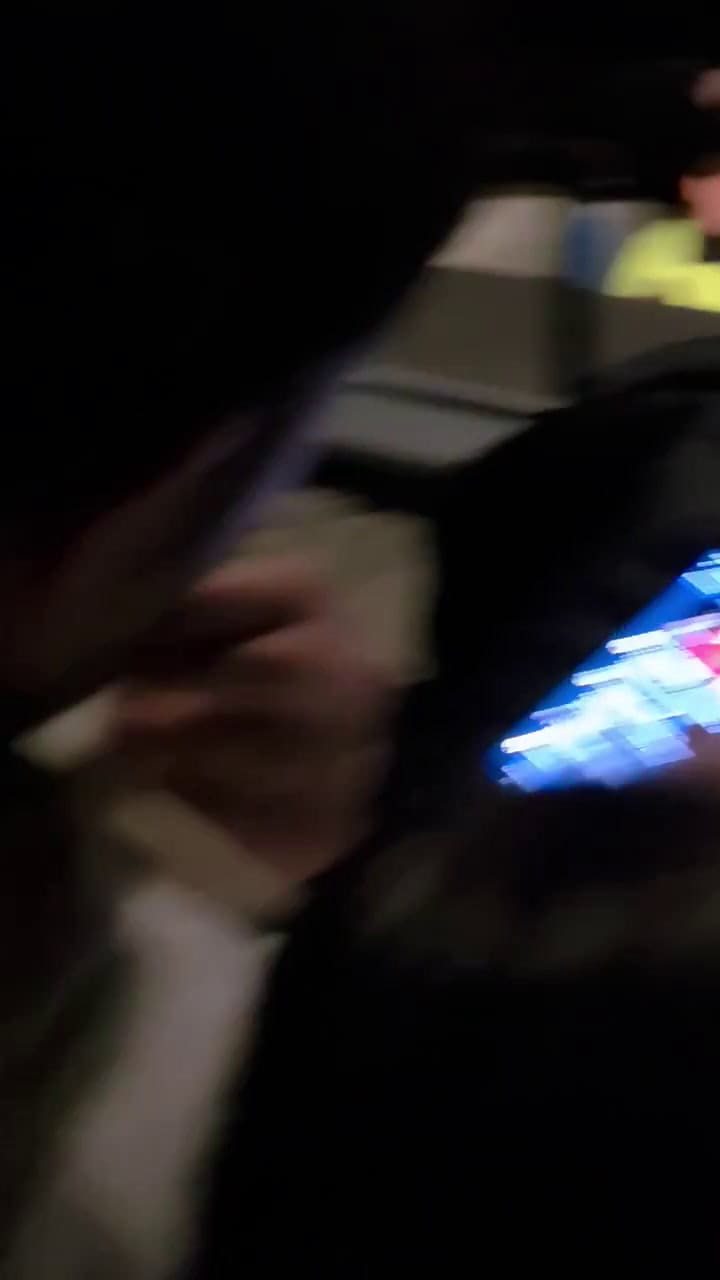El público, distraído, durante el comienzo del show
