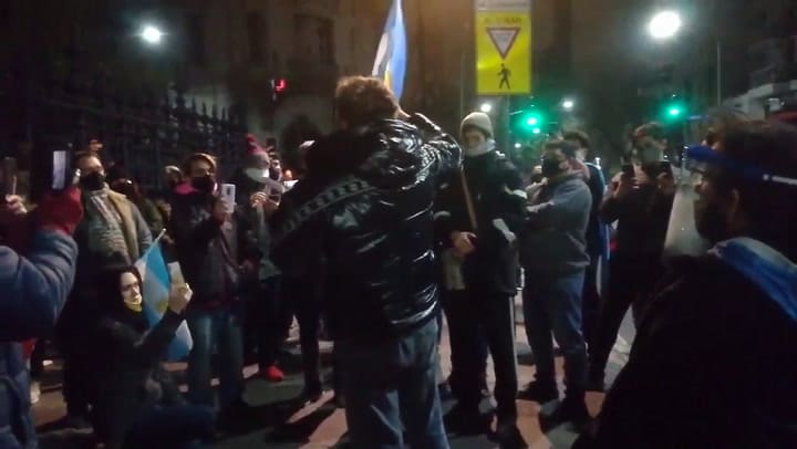 Alfredo Casero fue al Congreso y arengó a manifestantes - Fuente: Twitter