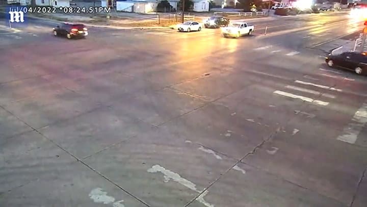 Una mujer se abalanzó sobre el capó del auto en un robo