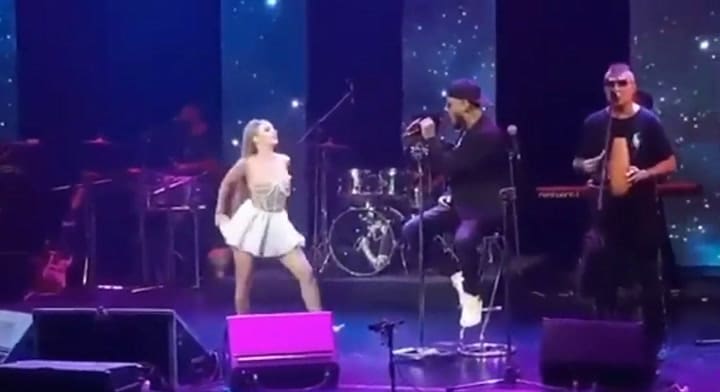 El apasionado beso de Ulises Bueno con su novia durante un show - Fuente: El diario de Carlos Paz