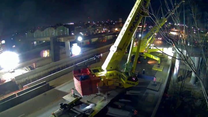 Así montan una pasarela de 150 toneladas sobre Dellepiane