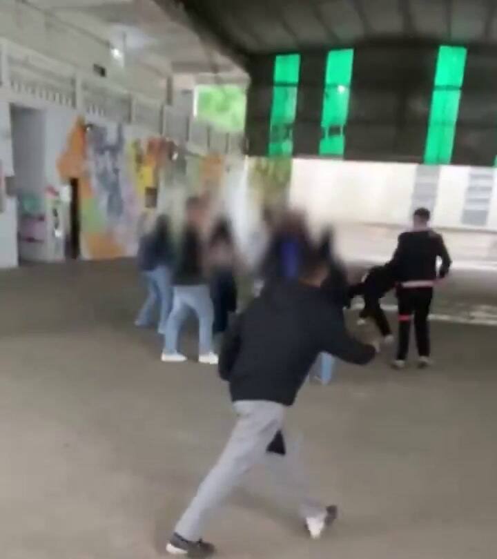 La preceptora de una secundaria de La Plata terminó herida tras intentar separar alumnos en una pelea