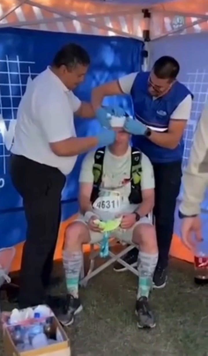 Córdoba: un maratonista alcanzó la línea de llegada, festejó cabeceando un cencerro y se abrió la cabeza
