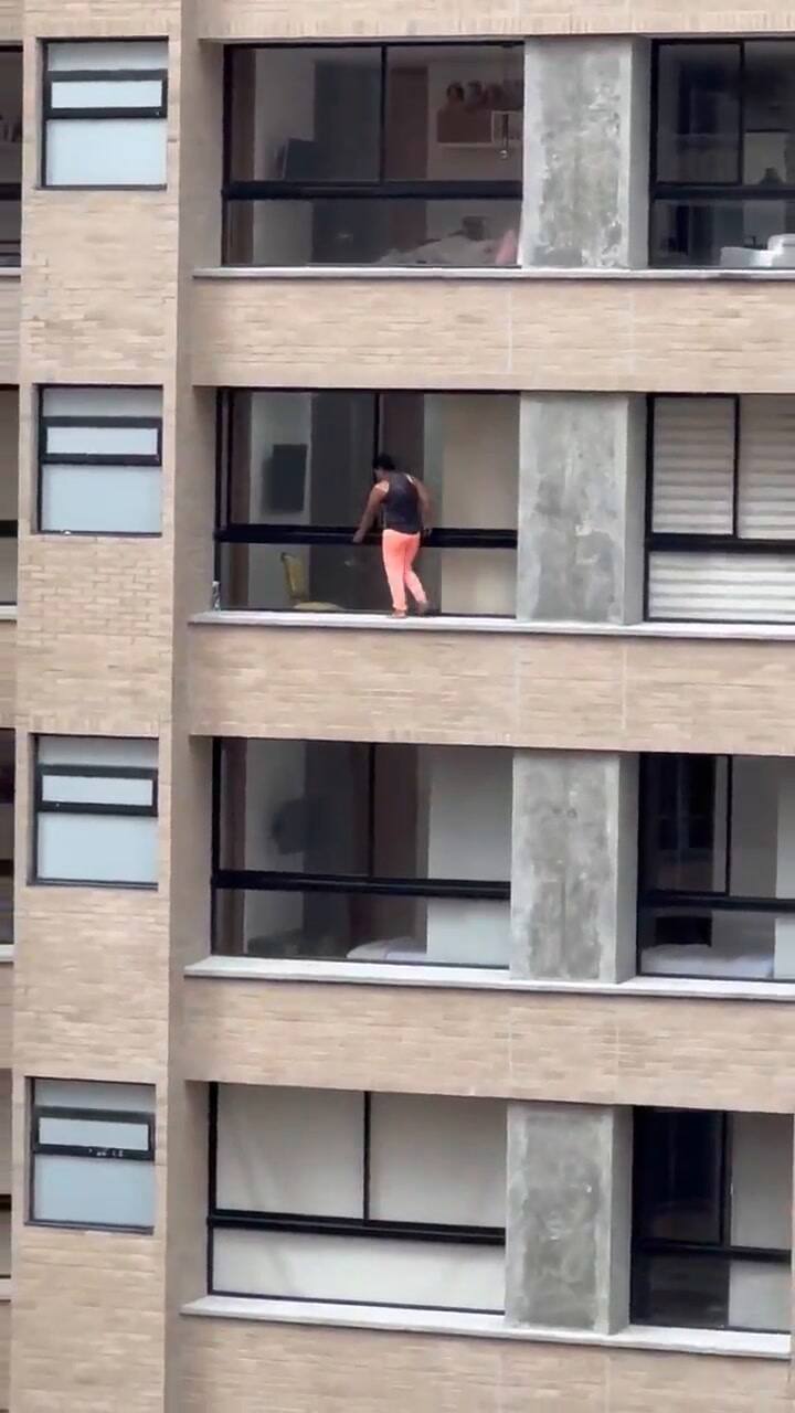 Mujer arriesga su vida limpiando ventanas en un piso 12 de Medellín