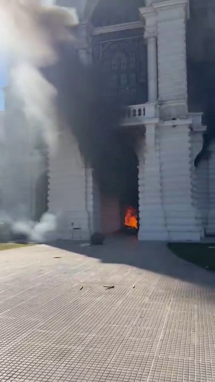 Cooperativistas prendieron fuego la Municipalidad de La Plata