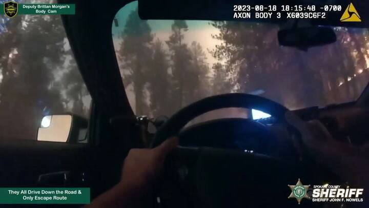 Un policía escapa del fuego en una autopista del estado de Washington en Estados Unidos