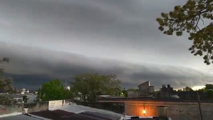 El cielo, completamente nublado, en la ciudad de La Plata - Alpio Costa-Nicolás Vallines de CharlasMet