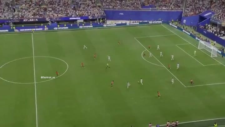 El tercer gol de Argentina visto con la cámara cenital: Salah no pide falta en el área
