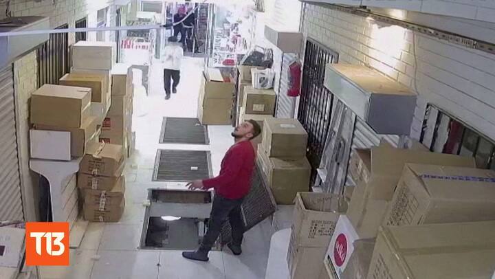Se cayó por un agujero por estar viendo el celular