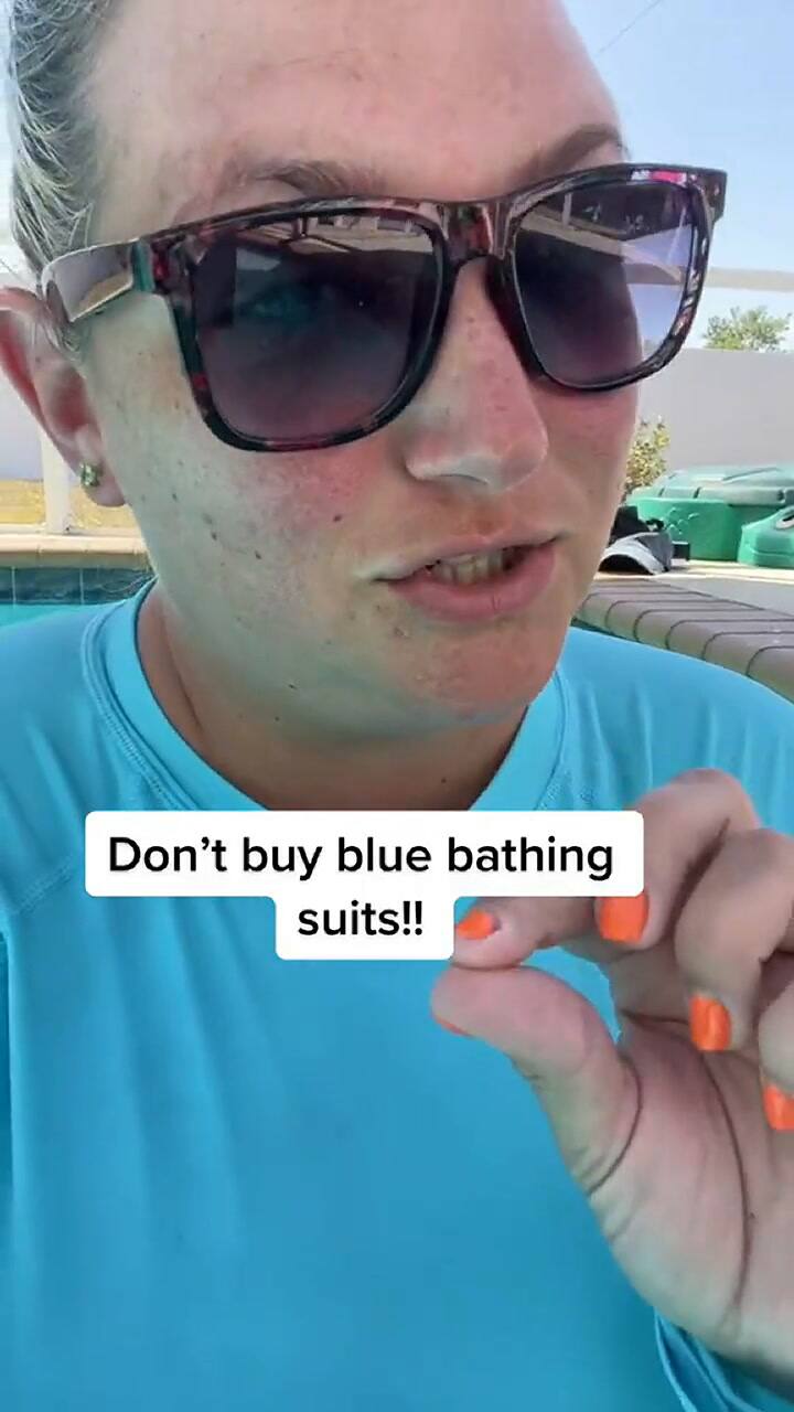 Una instructora de nado recomienda evitar trajes de baño azules por seguridad