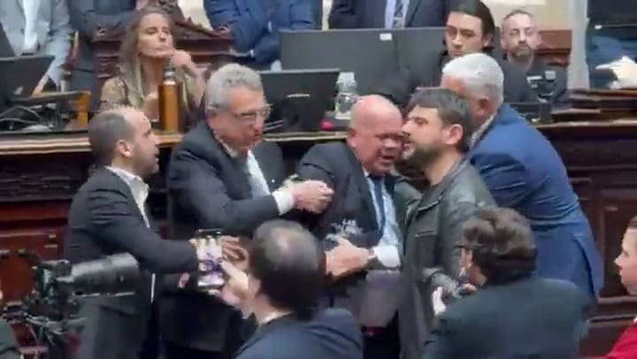 Compañeros de su bancada se dispusieron para tranquilizarlo