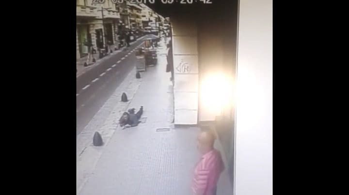El momento en que el abogado le dispara al cerrajero