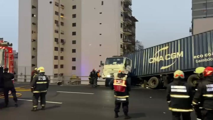 Un camión chocó y quedó colgando de la autopista 25 de mayo