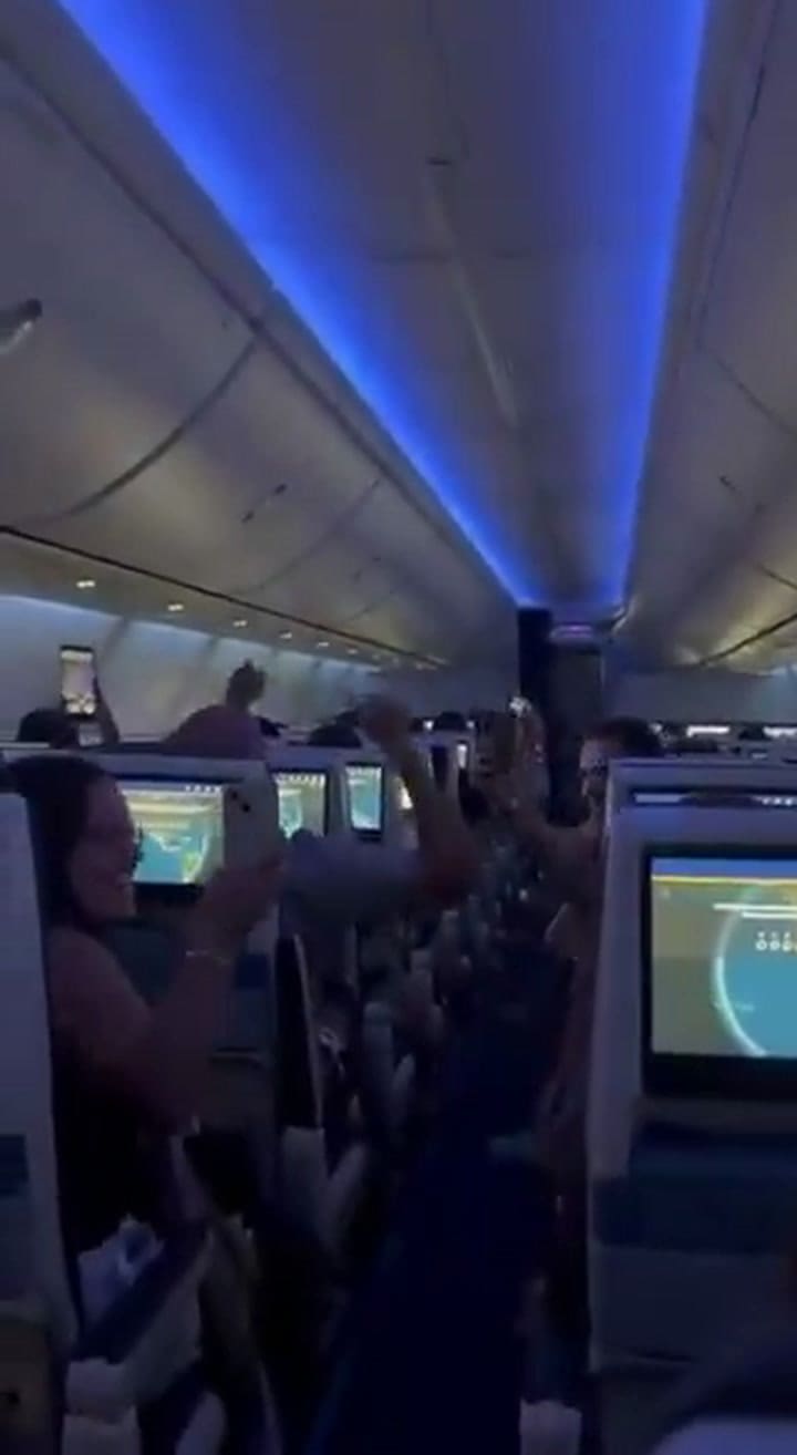 Los pasajeros aplauden tras aterrizar sanos y salvos en Tel Aviv