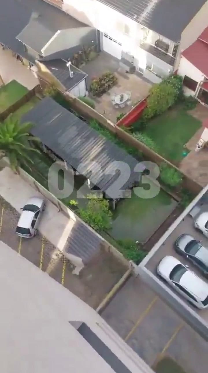 Tiene un acuario en su casa, lo rebalsó, inundó un edificio y amenazó a los vecinos