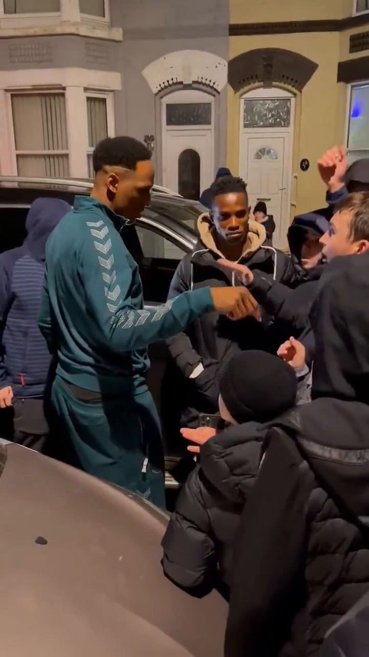 Yerry Mina enfrentó a los furiosos hinchas del Everton