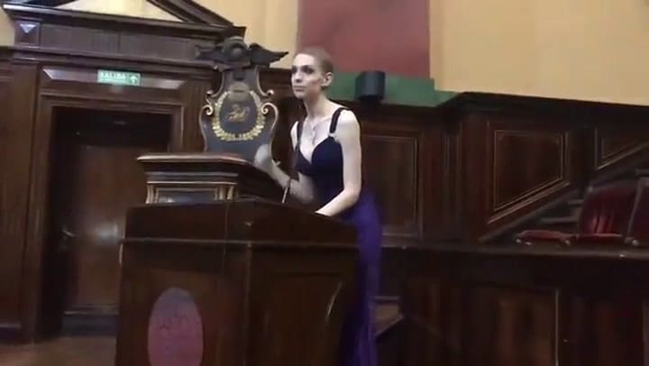 Leandra Levine recibe su diploma del secundario