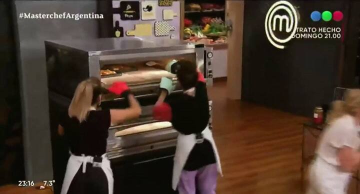 Cande Vetrano recurrió a un curioso método para salvar su pizza: 'Me querés hacer cocochito?'