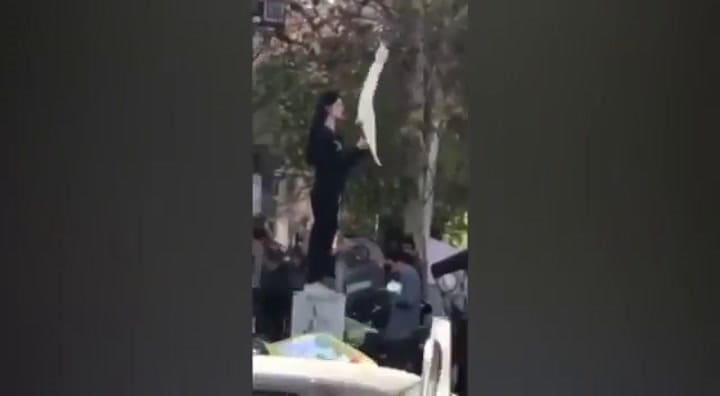 Una mujer que flamea su velo, el símbolo de la protestas en Irán