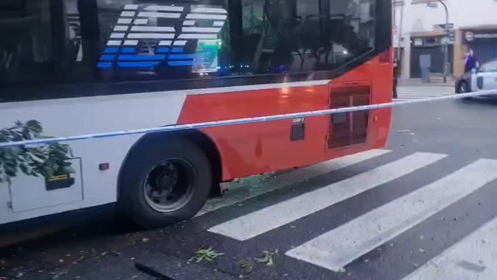 El colectivo y el patrullero involucrados en el choque