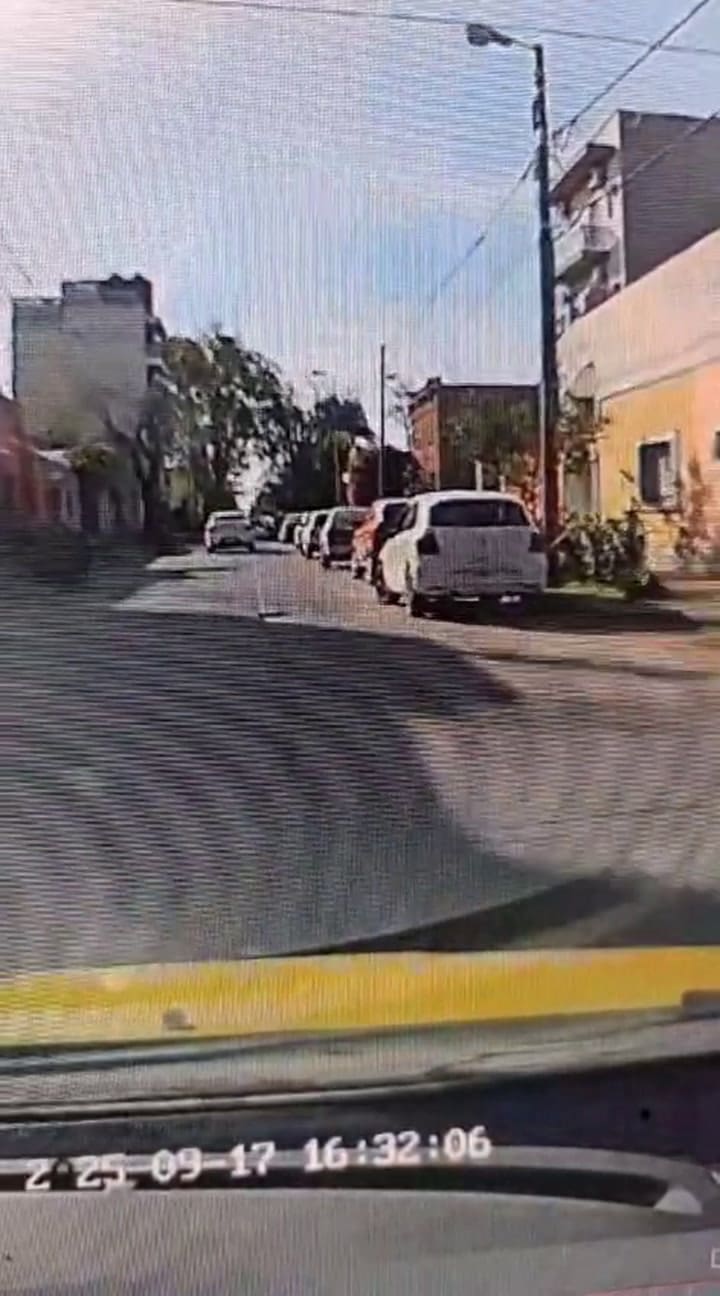 El auto de la sospechosa en la casa de la víctima
