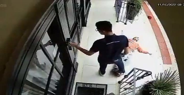 Hombre abate a un asaltante de tremendo puñetazo y el video es viral en redes