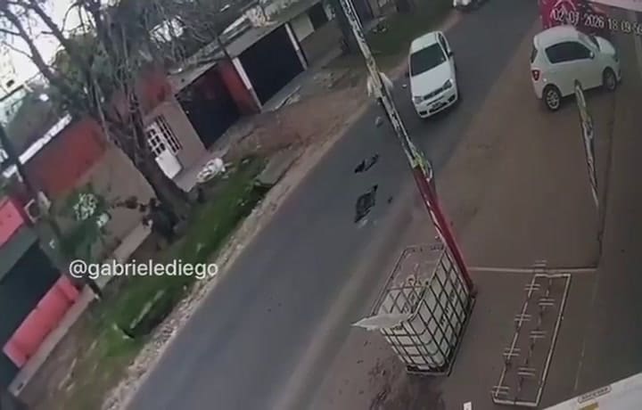 El momento en que el portón choca contra el auto estacionado