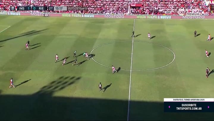 Blooper: el arquero de Riestra quiso salir jugando hasta mitad de cancha y la perdió