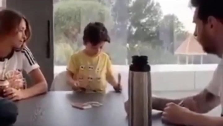 El día que Mateo Messi aprendió a jugar al UNO