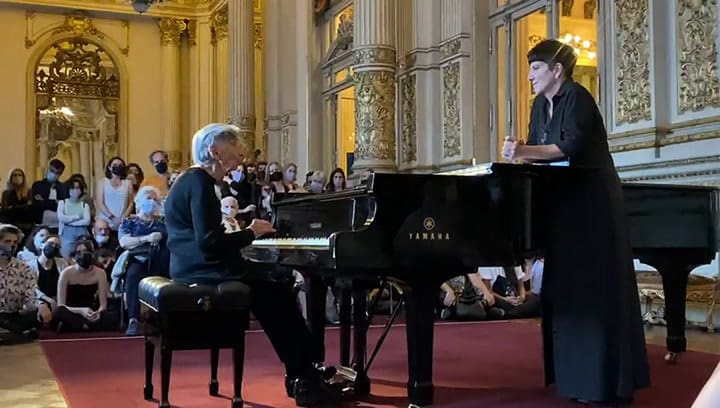 Margarita Fernández en la obra “Existir la vejez” en el Salón Dorado del Teatro Colón