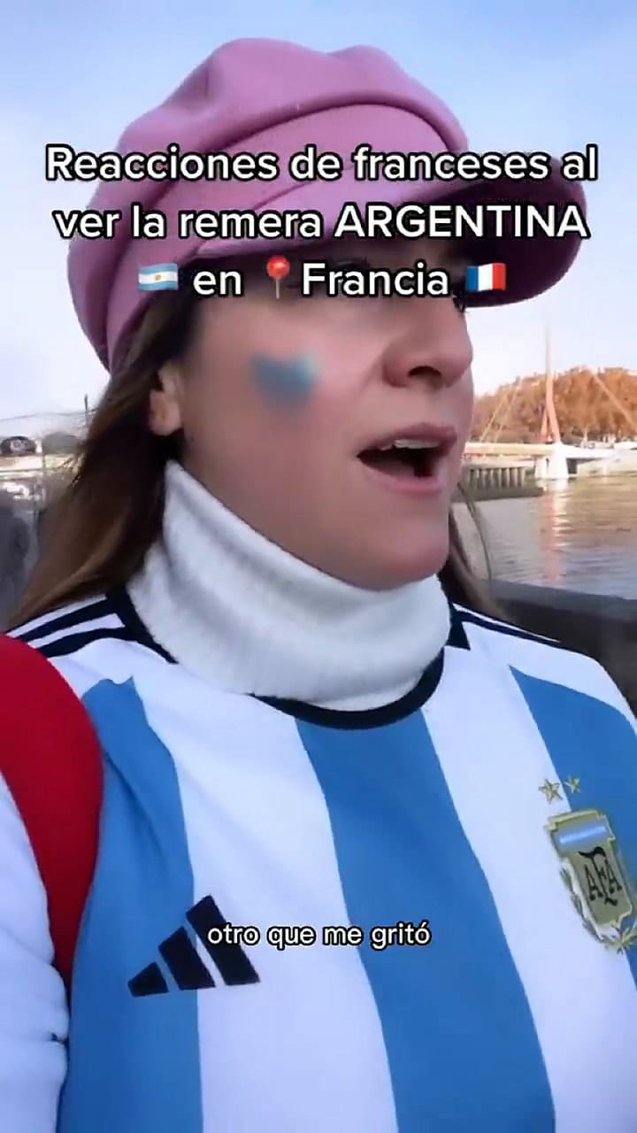 Las repudiables reacciones de los franceses al ver la camiseta de una argentina