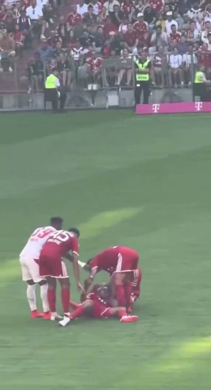 Jamal Musiala se desplomó 13 minutos después de ingresar para Bayern Múnich y debió ser atendido