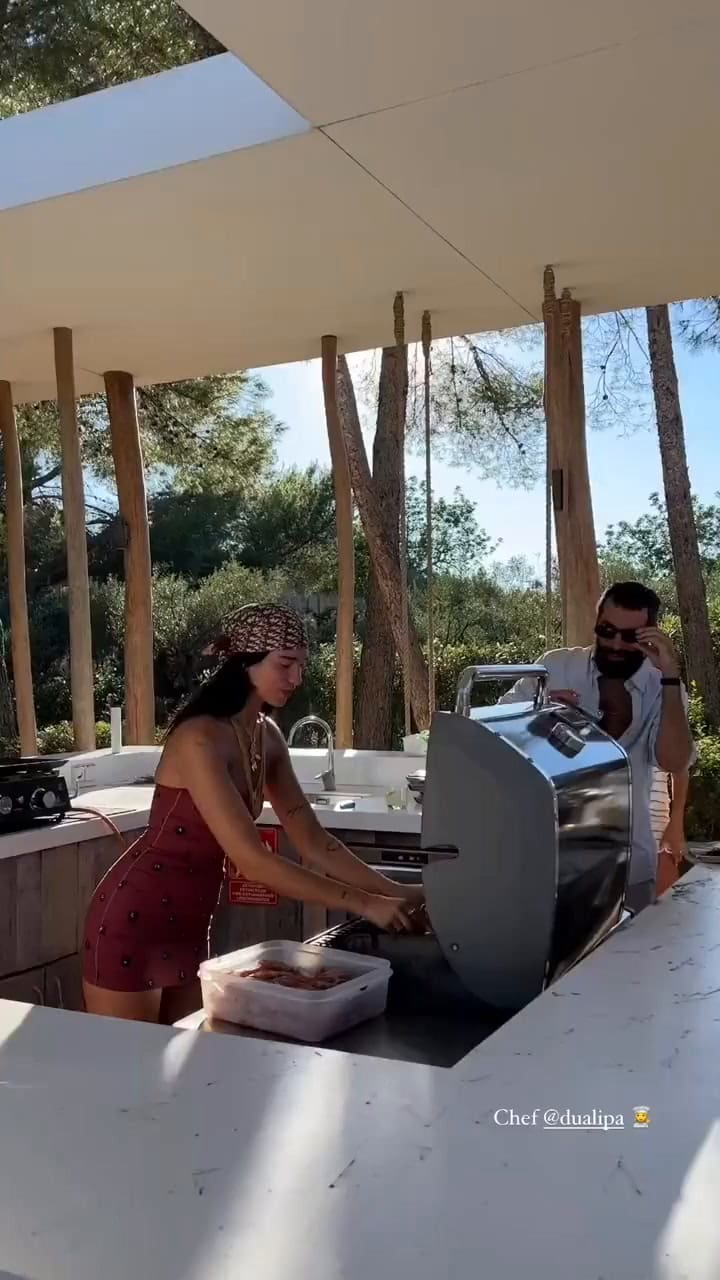 Dua Lipa sorprendió con sus habilidades culinarias