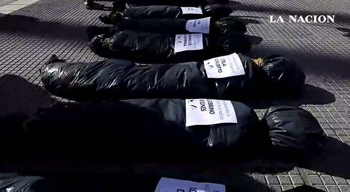 27F: 'Bolsas con cadáveres' frente a la Casa Rosada