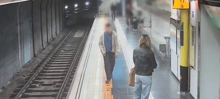 España: un hombre cayó a las vías del subte de Barcelona y fue salvado por una agente fuera de servicio