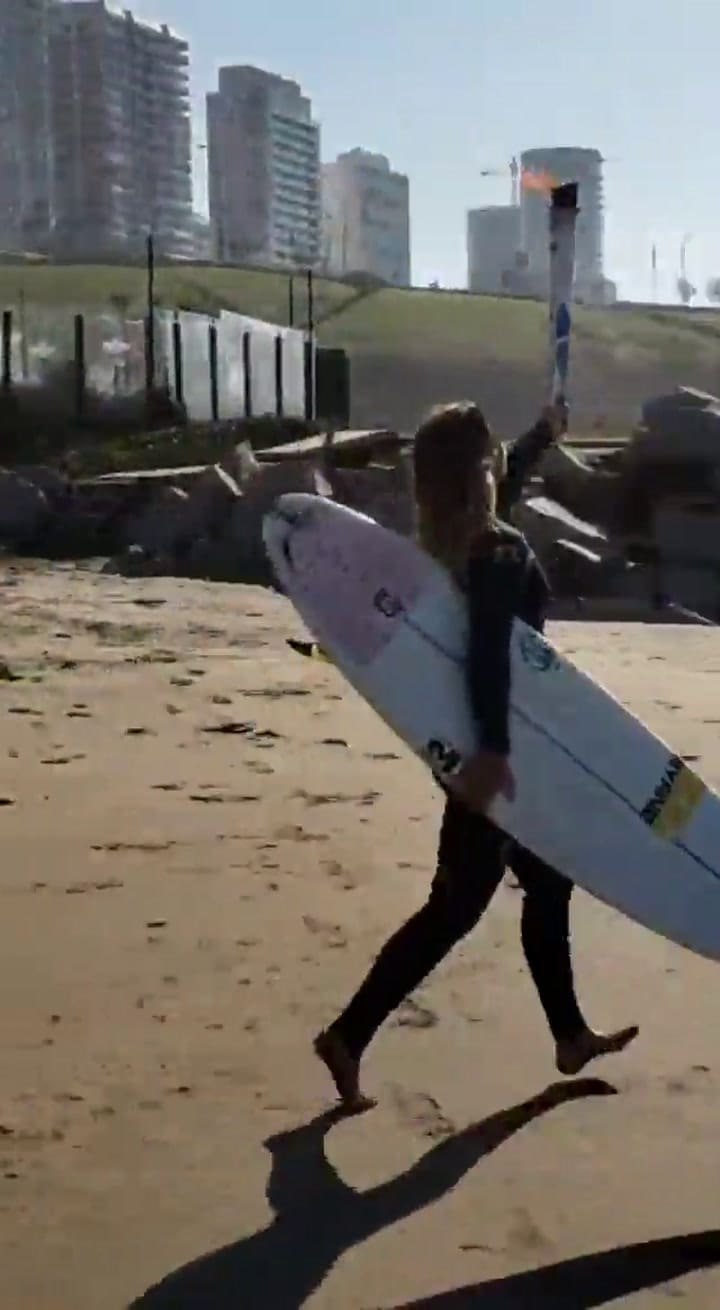 Mar del Plata: la antorcha olímpica de Buenos Aires 2018, a bordo de tablas de surf