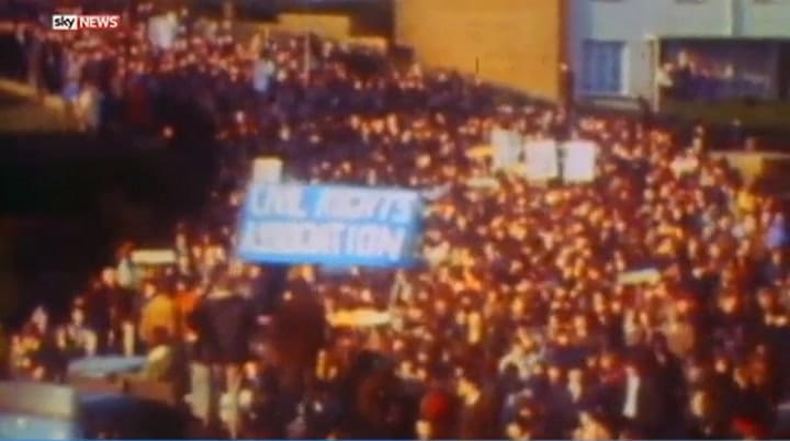 Impactantes imágenes del Domingo sangriento de 1972 en Derry, Irlanda del Norte - Fuente: Sky News