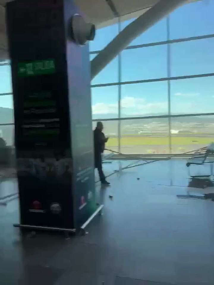 Las consecuencias del terremoto en uno de los aeropuertos de Colombia