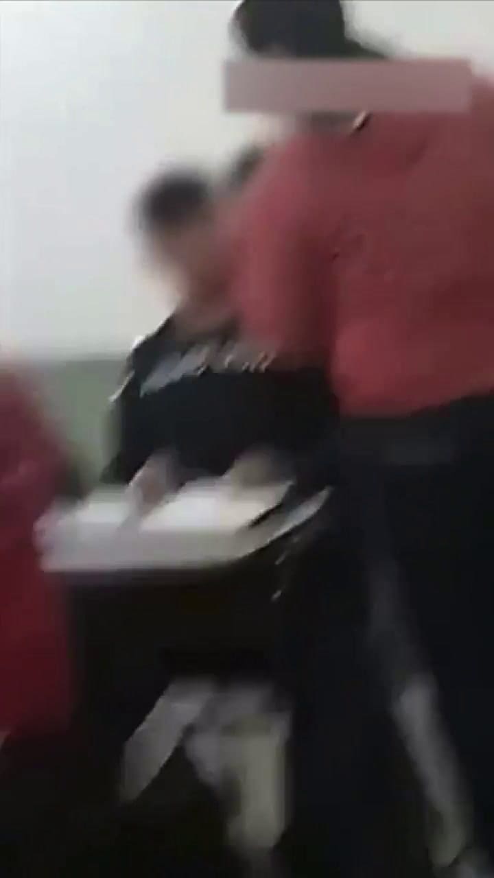 Se pelearon por un sánguche, vino la madre de uno de ellos y le pegó