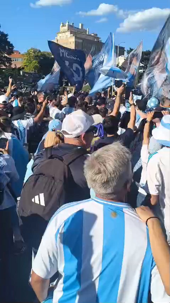 Miles de hinchas participan de un banderazo argentino en Kansas City antes del debut ante Argelia