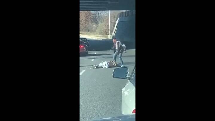 Ex NBA, Delone West, confrontado por la policía luego de ser golpeado - Fuente: Youtube