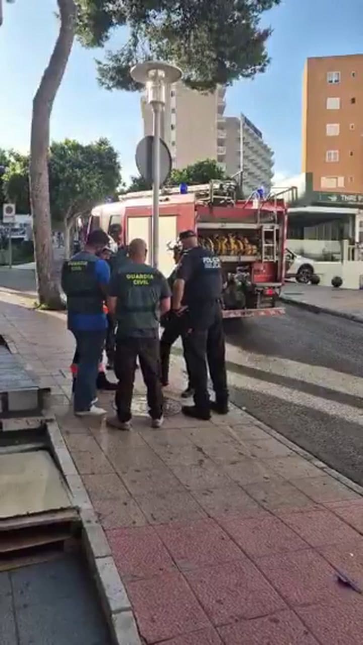 Servicios de emergencias trabajan en el lugar