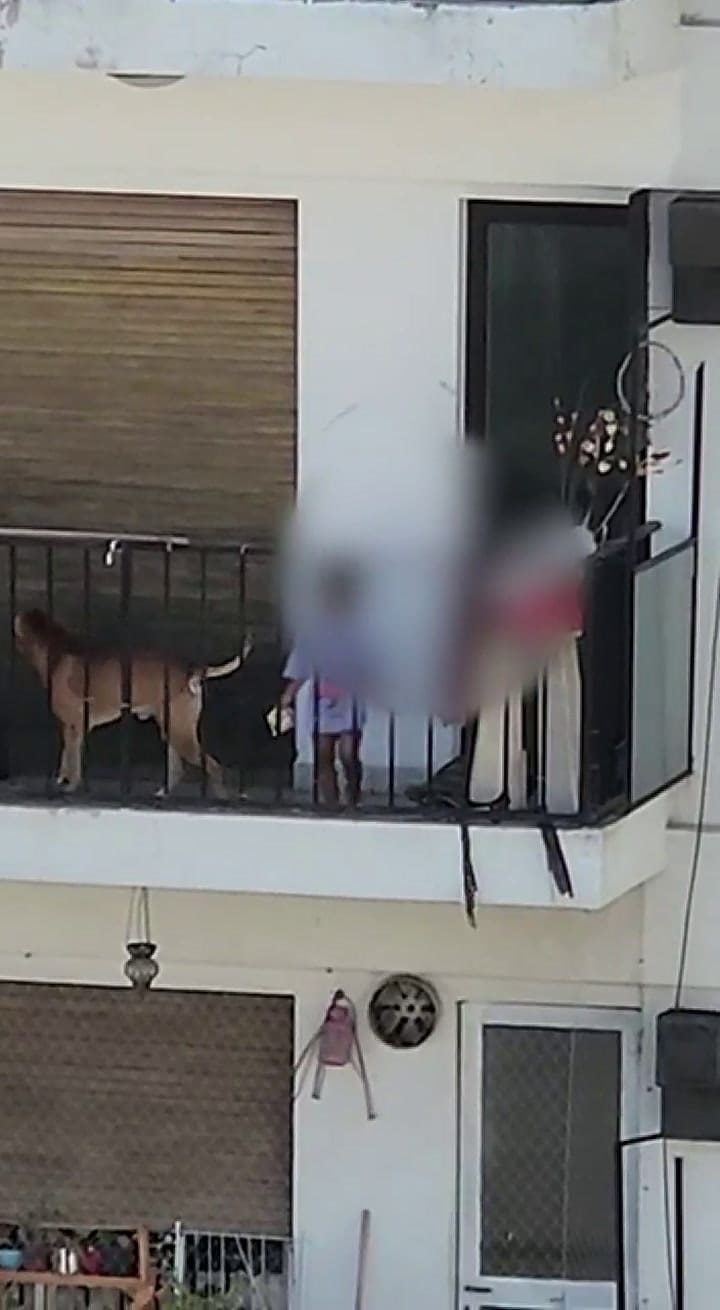 Preocupación por un bebé que quedó solo en un balcón