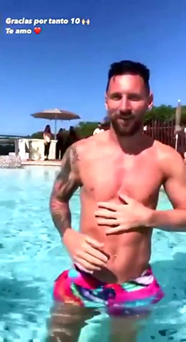 Lionel Messi tuvo que usar la ayuda de Germán Denis para grabar un saludo