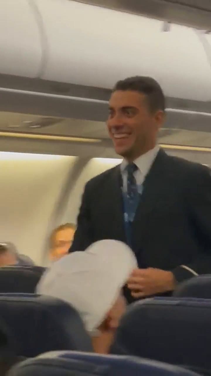 De acuerdo con la viajera, el azafato se llama Diego y es portugués