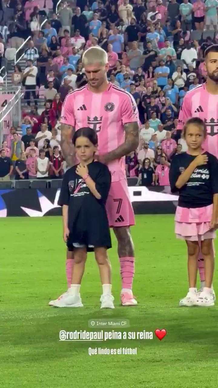 Rodrigo De Paul y Francesca, su hija, en un partido del Inter Miami