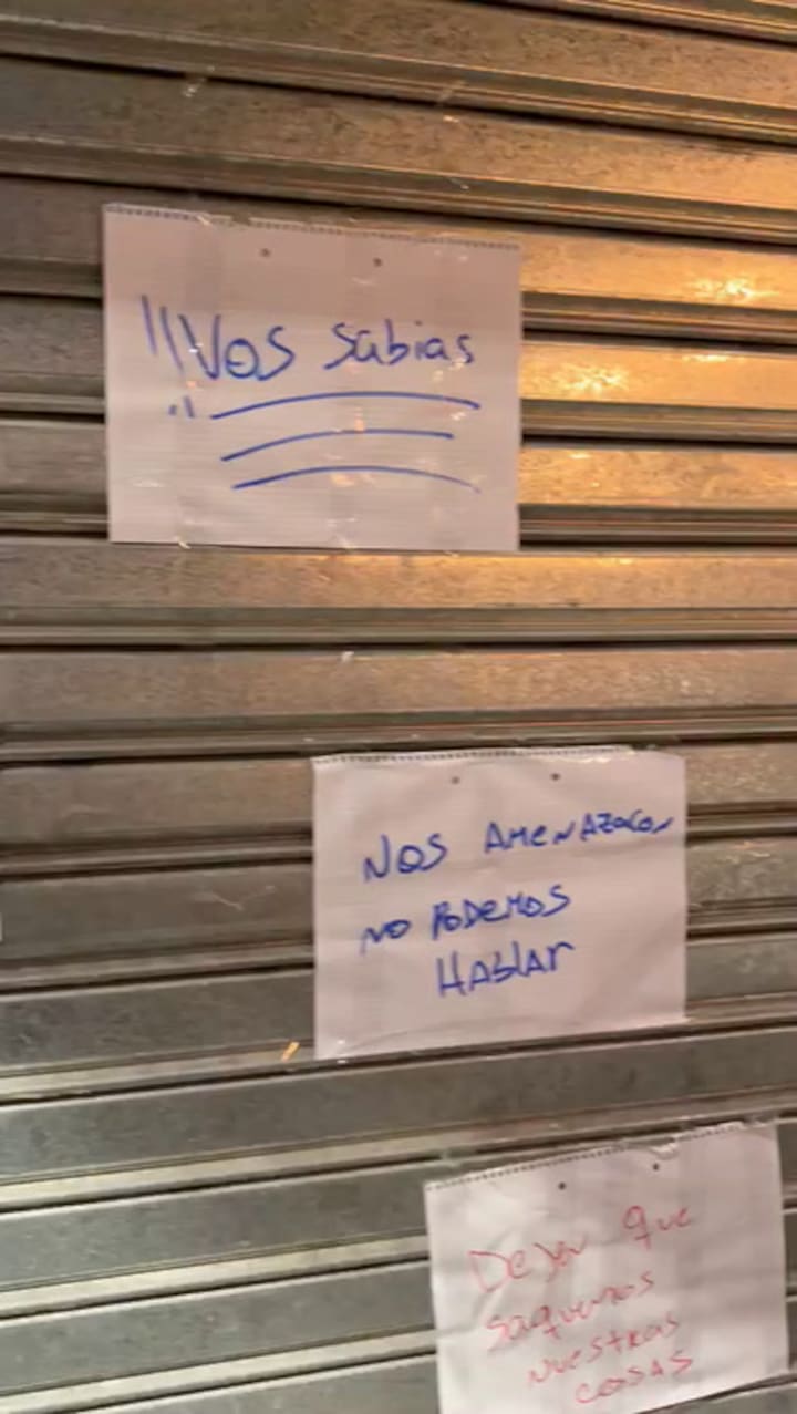 Las persianas cerradas de uno de los locales