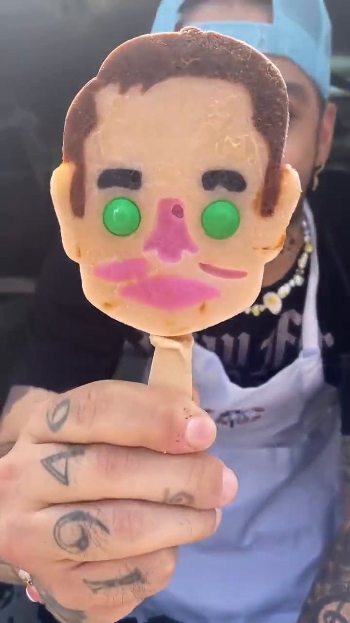 Las paletas “contra el capitalismo” con el rostro de Elon Musk y Jeff Bezos