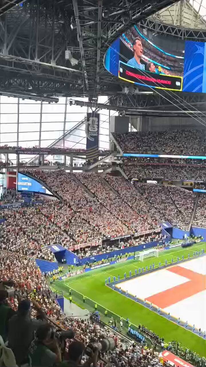 Duelo entre hinchas argentina e ingleses durante los himnos de ambos seleccionados